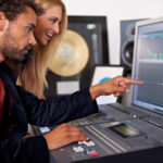 Cómo crear una emisora corporativa efectiva para motivar a colaboradores internos.